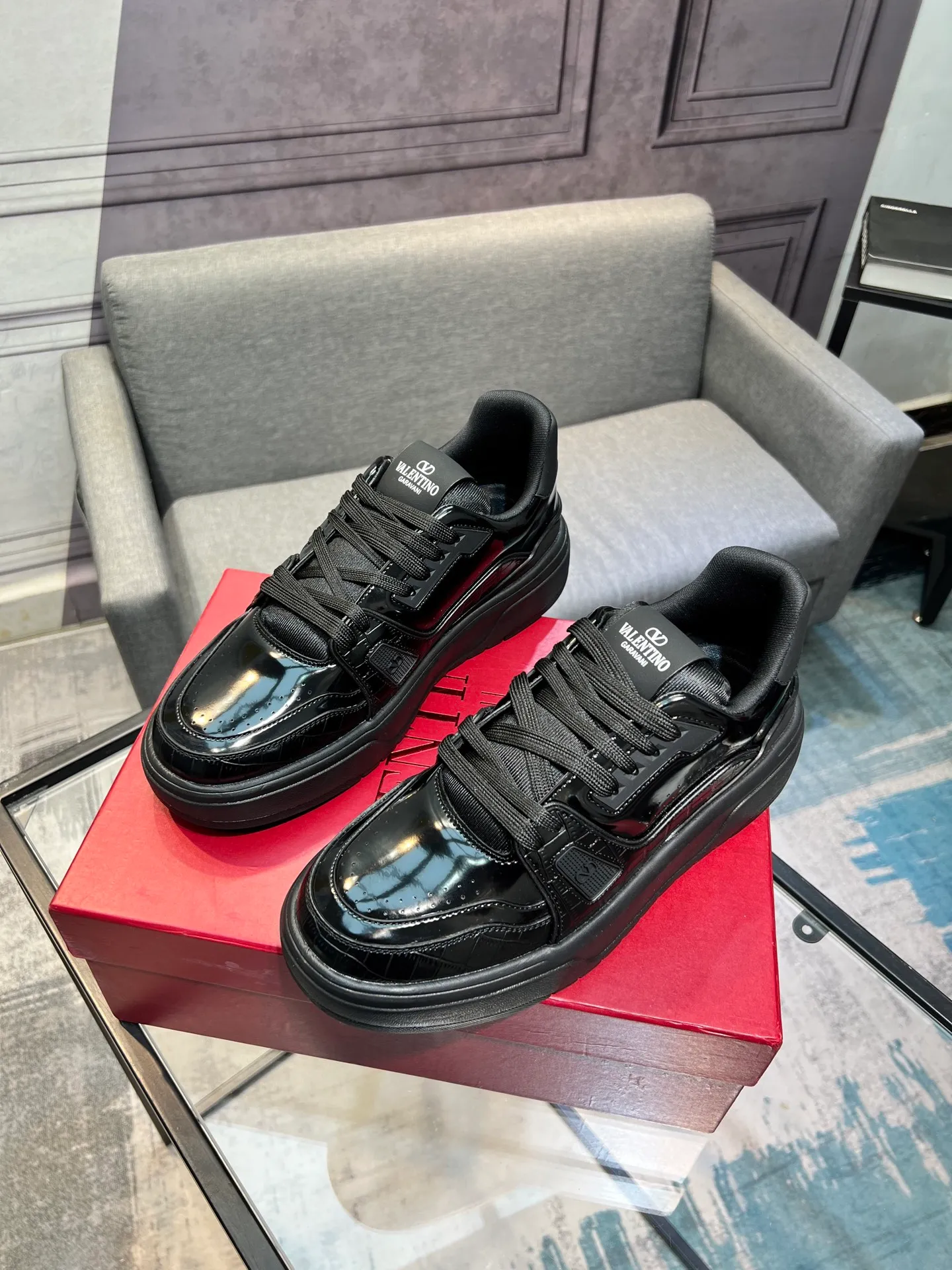 Men's men's shoes 💰660 𝑽𝒂𝒍𝒆𝒏𝒕𝒊𝒏𝒐 Valentino 𝑶𝒏𝒆𝑺𝒕𝒖𝒅 Couple's sneaker series Valentino 2025 latest couple's sneakers, celebrity style, hot sale. The original ZP was purchased and dismantled. Repeated pattern making and modification. I strive to restore the original version 1:1! Top luxury masterpiece, soft and comfortable, combining fashion and leisure, bringing excellent elegant texture and excellent on-foot comfort. Top purchase version upper: imported calfskin surface/original oil edge craftsmanship. Inner: water-dyed cowhide lining. Outsole: original development 𝐓𝐏𝐔 two-color combination outsole. Packaging: original configuration complete package. Code number: 35-44 yards. 34.45 can be customized. Can be customized (self-labeled-no label) order.